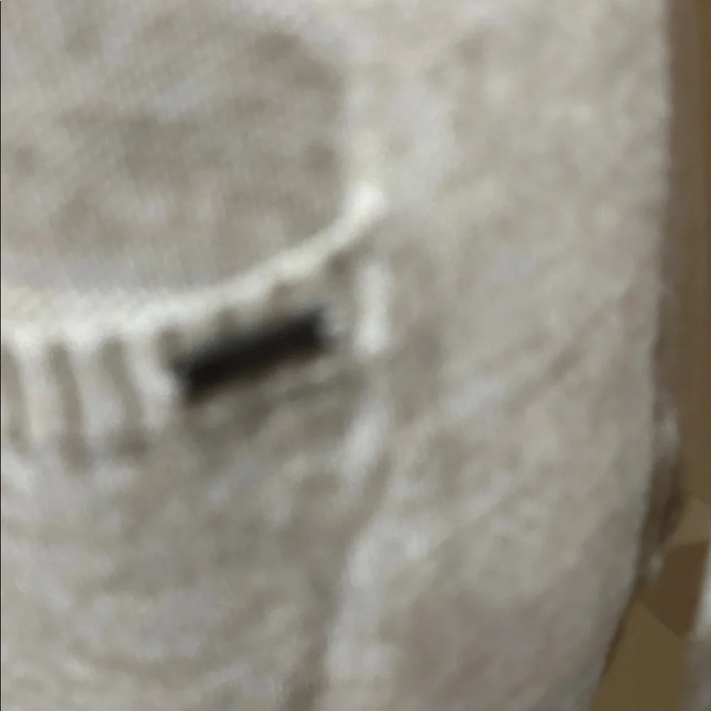 Hollister beige v‑neck